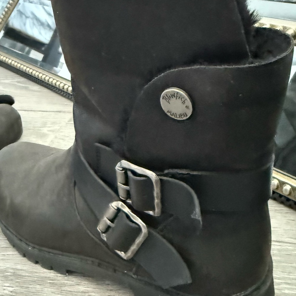 Stylish Black Winter Boots with Buckle Accents - Picture 7 of 14